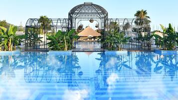 2 outdoor pools, sun loungers