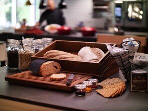 Bữa sáng buffet hàng ngày với phụ phí nhỏ 