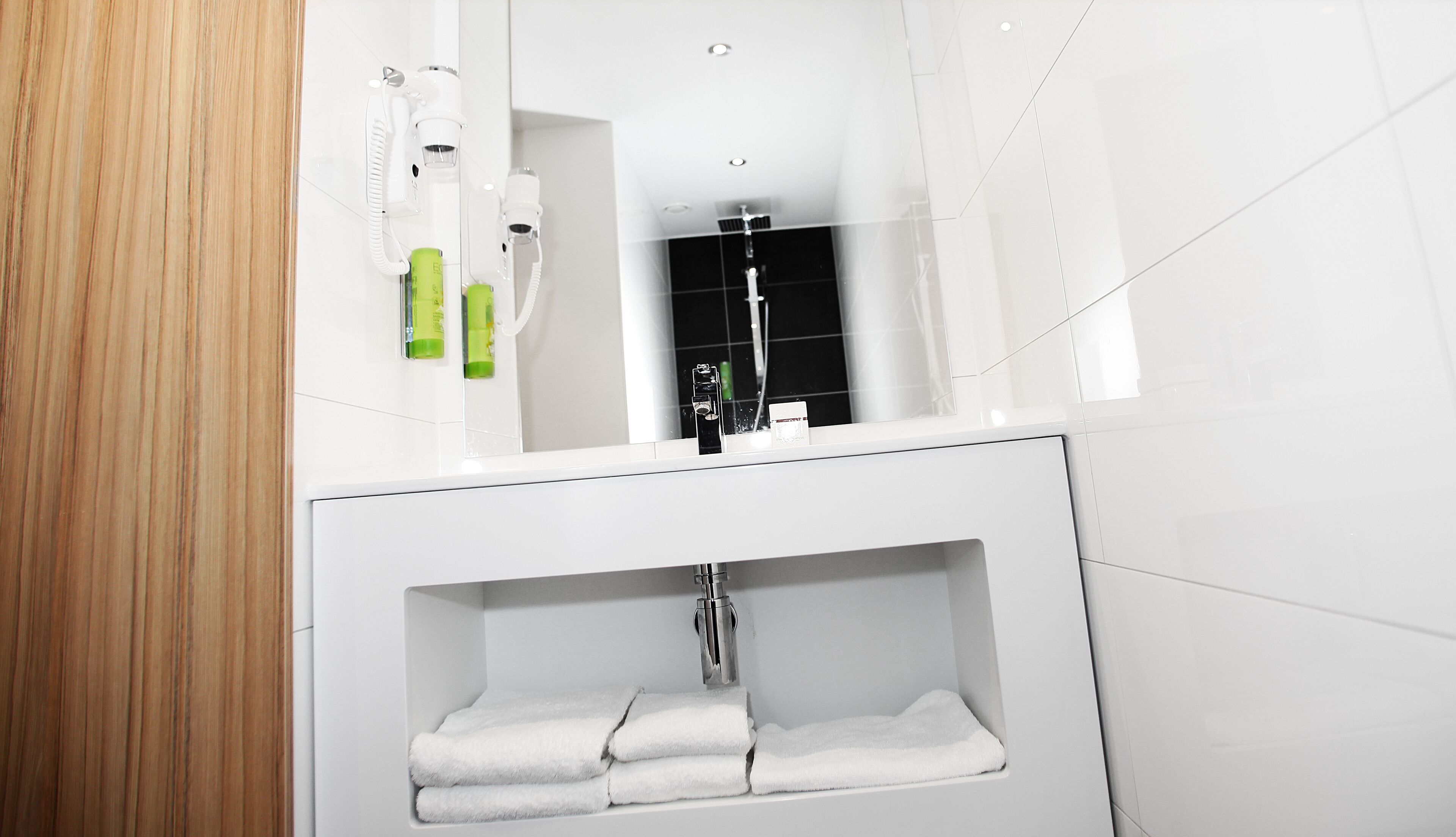 comfort room, 2 single beds | bathroom | shower, free toiletries, hair dryer, towels