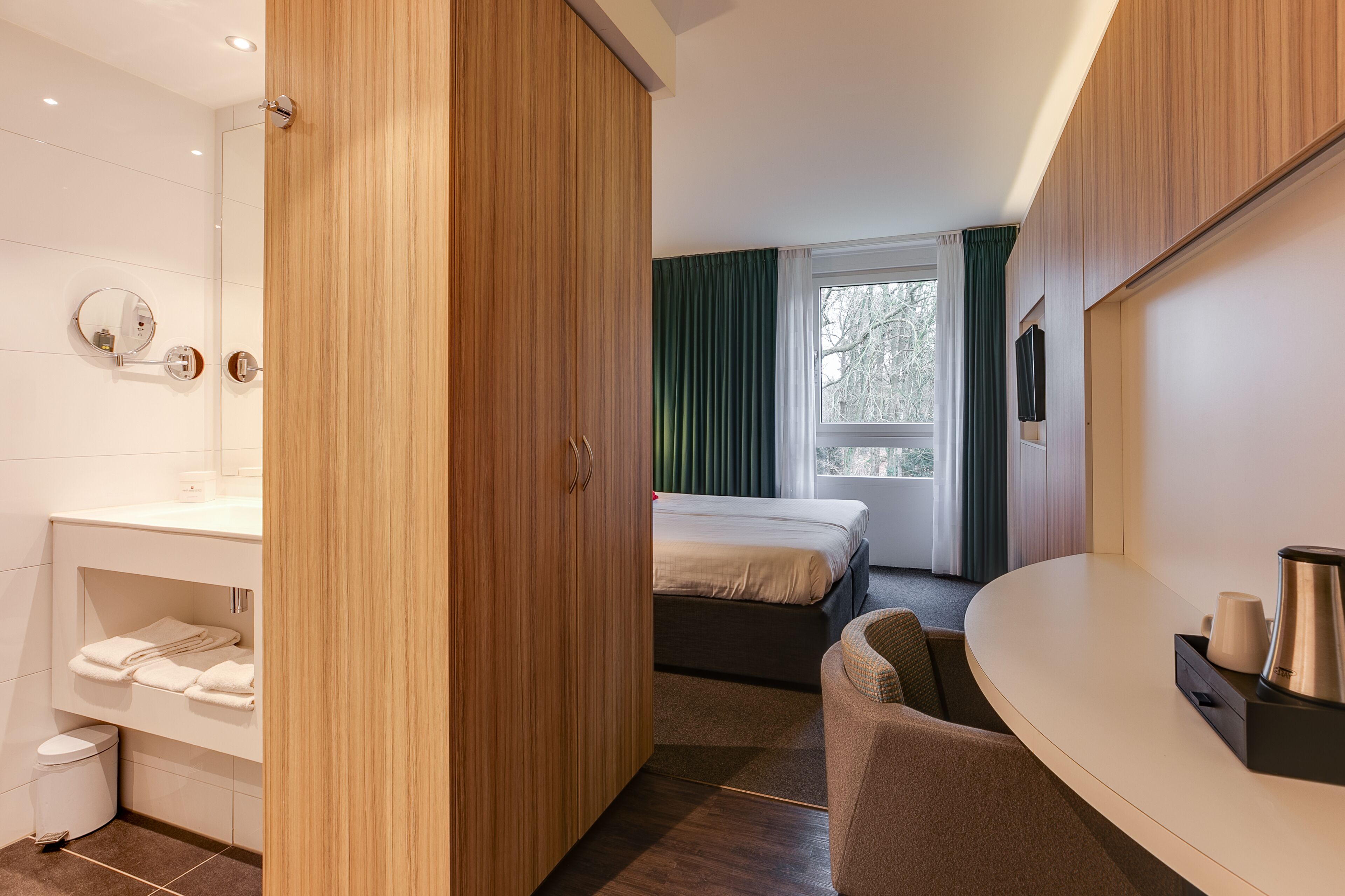 comfort room, 2 single beds | 1 bedroom, in-room safe, desk, blackout curtains