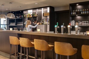 2 bars/lounges