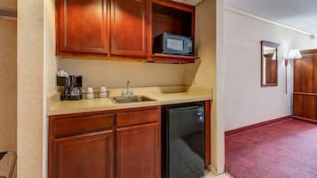 Queen Room 2 Queen Beds, Jetted Tub, Oceanfront | Private kitchenette