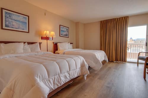 Queen Room, 2 Queen Bed, Side View | 办公桌、遮光窗帘、熨斗/熨衣板、免费 WiFi