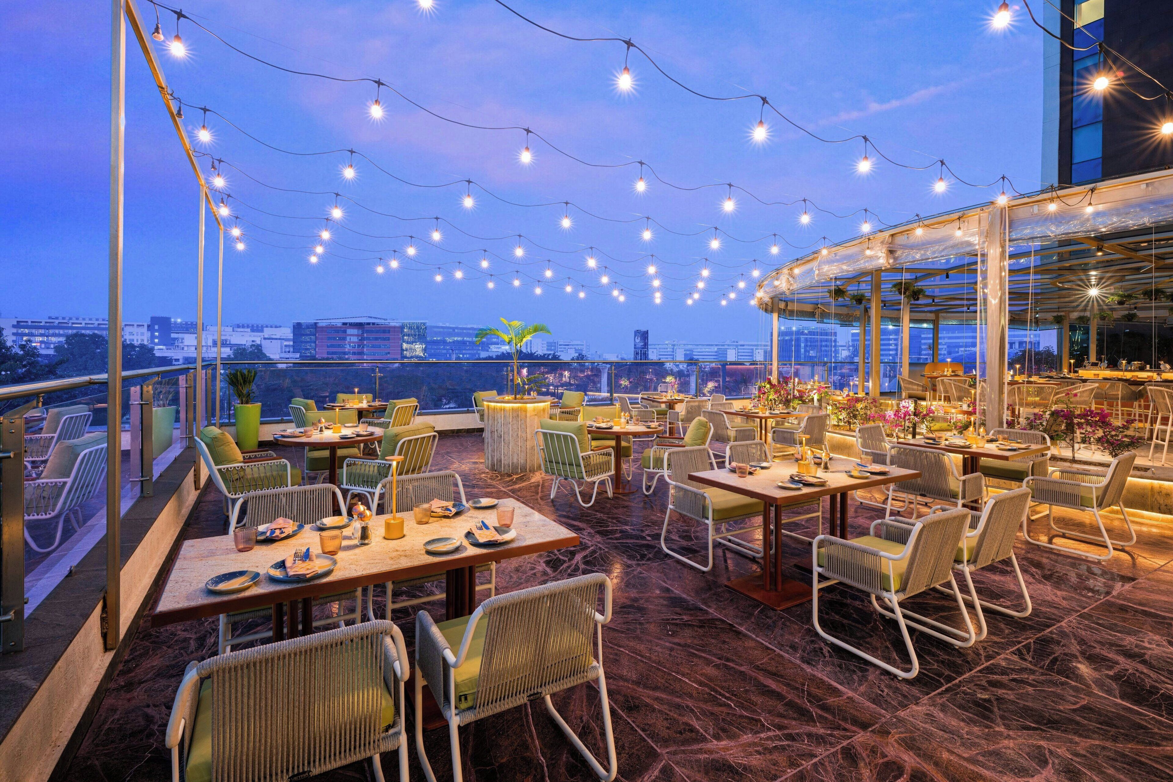 2 bars/lounges, rooftop bar, cocktail bar