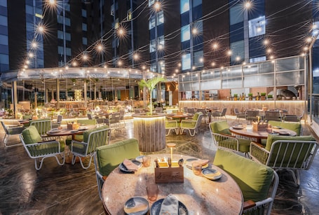 Terraza en la azotea. Aloft Bengaluru Outer Ring Road