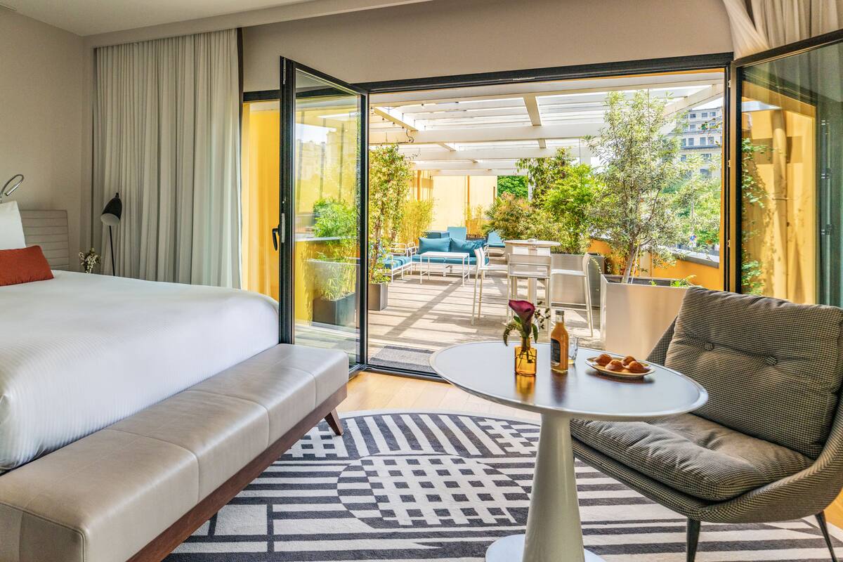 Rom – executive, 1 kingsize-seng, terrasse (Paris view) | Minibar (inkludert), safe på rommet, skrivebord og blendingsgardiner
