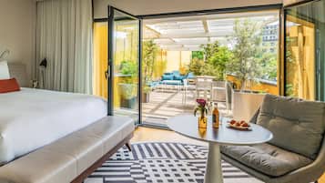 Executive Room, 1 Queen Bed (private outdoor terrace. Paris view) | Free minibar, in-room safe, desk, blackout drapes