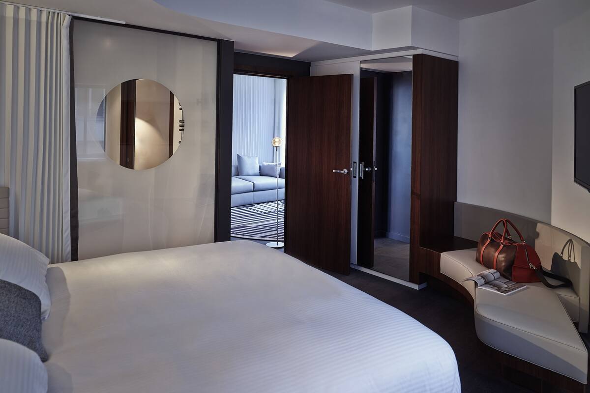 Suite, 1 queensize-seng (Lounge Area. Paris view) | Minibar (inkludert), safe på rommet, skrivebord og blendingsgardiner