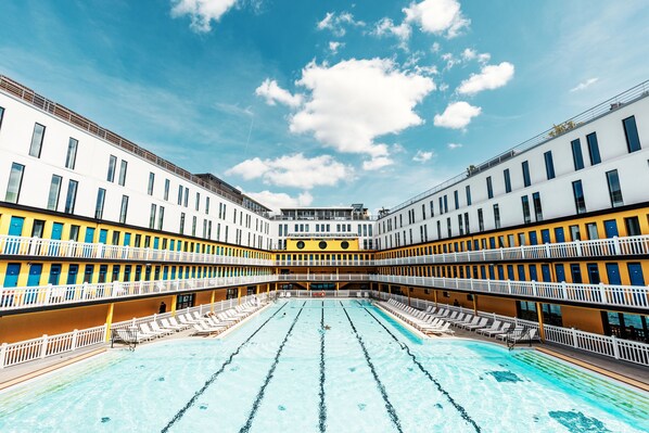 Piscine intérieure, piscine extérieure, chaises longues, maßtre nageur
