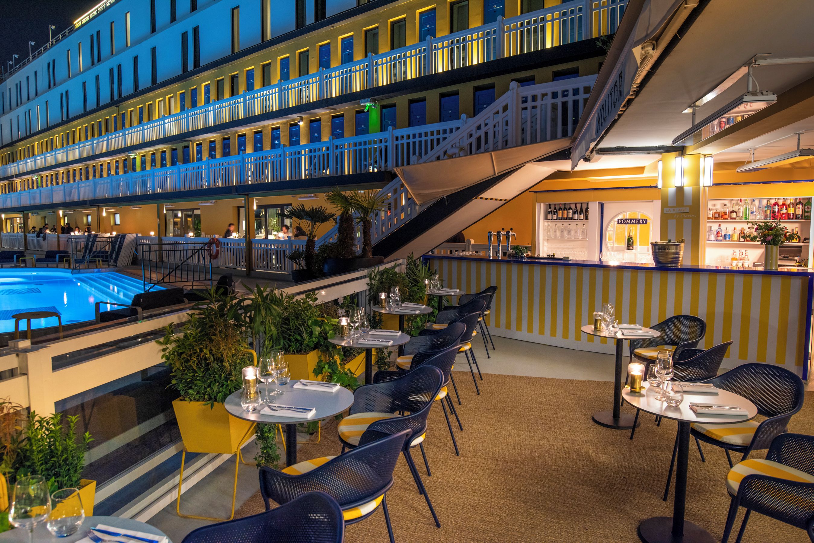 Un bar situé sur le toit, avec une terrasse, une piscine et un espace bar proposant une sélection de vins.