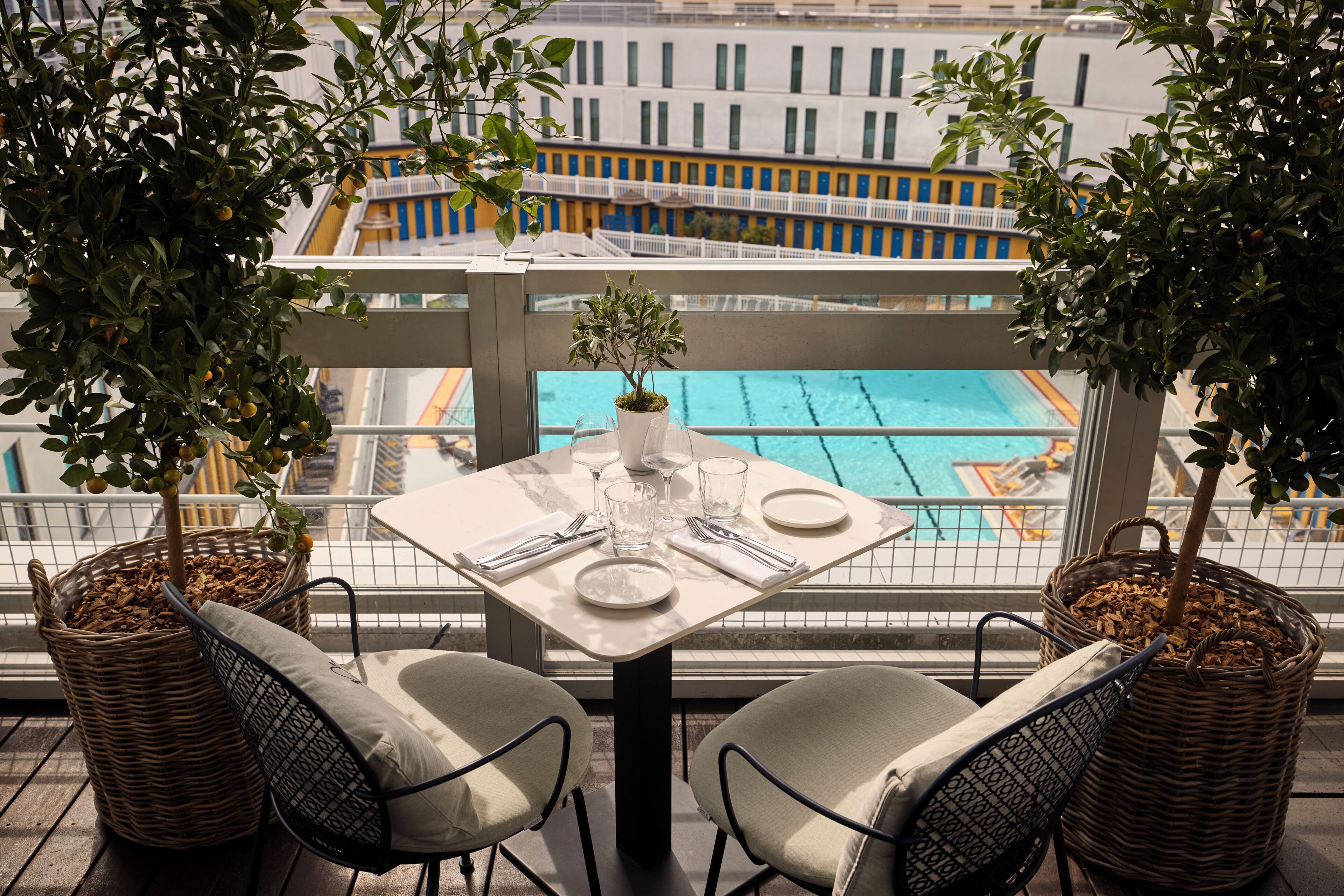 2 restaurants servant le petit déjeuner, le déjeuner et le dîner