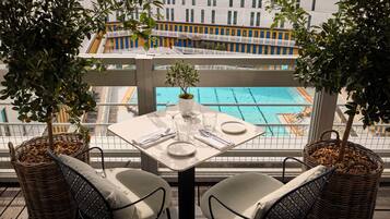 2 restaurants servant le petit déjeuner, le déjeuner et le dîner