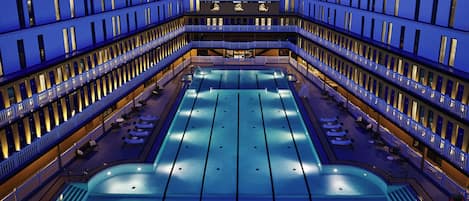Piscine couverte, piscine extérieure, chaises longues