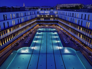 Una piscina techada, una piscina al aire libre