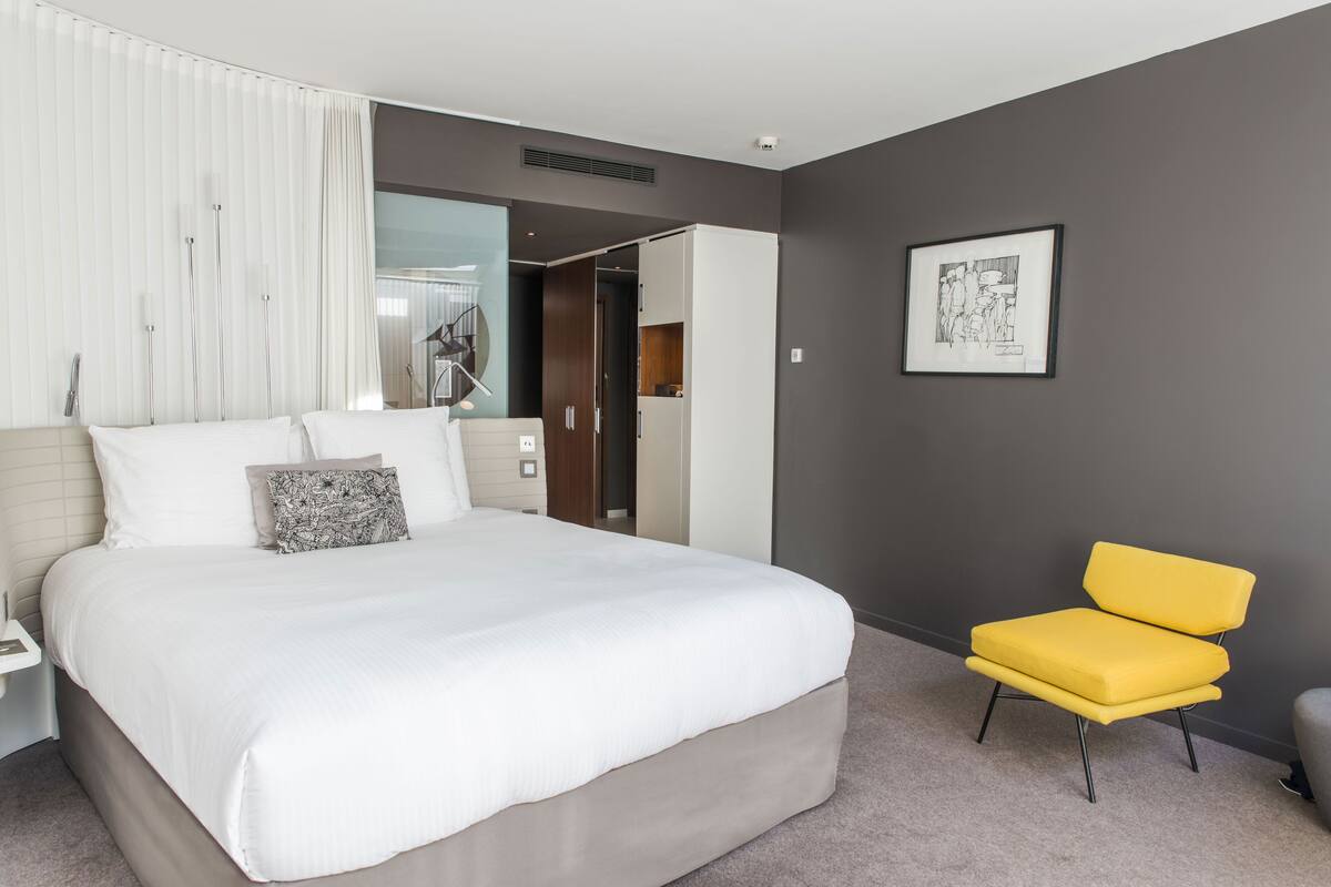 Minibar (inkludert), safe på rommet, skrivebord og blendingsgardiner