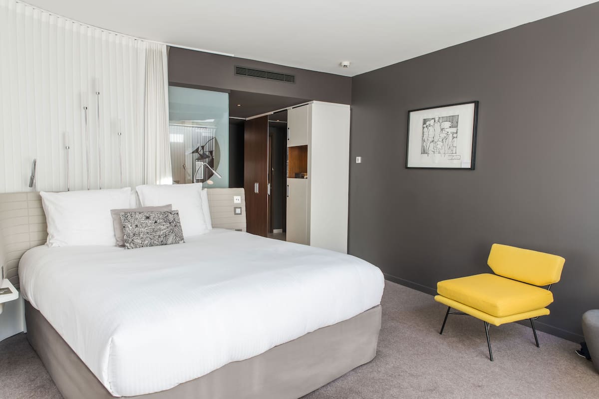 Free minibar, in-room safe, desk, blackout drapes