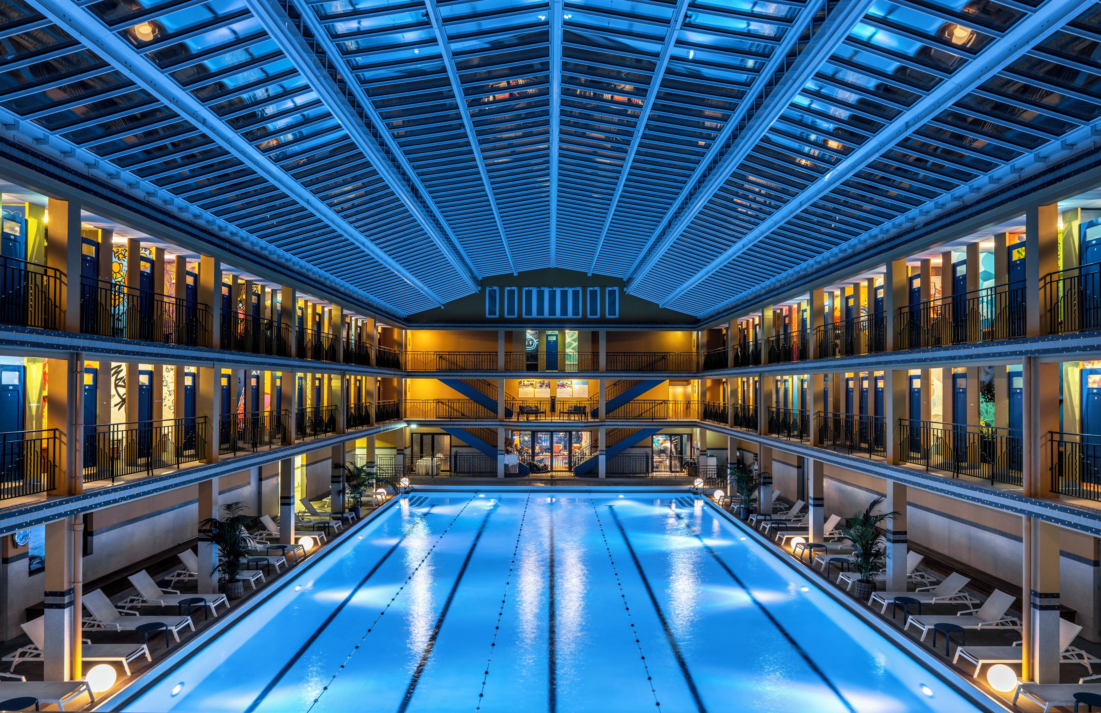 室內游泳池和室外游泳池，提供日光浴躺椅和救生員