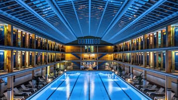 Piscina interna, piscina externa, espreguiçadeiras, salva-vidas no local