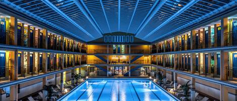 Beltéri medence, szabadtéri medence, napozóágyak