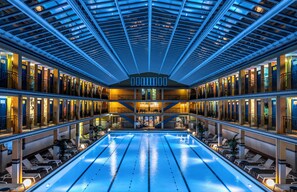 Piscine intérieure, piscine extérieure, chaises longues, maßtre nageur