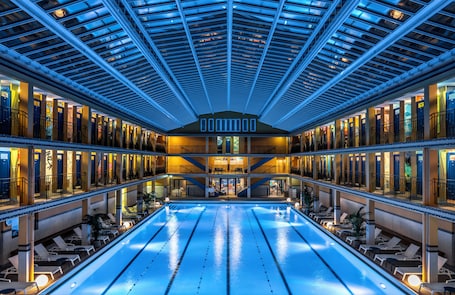 Una piscina techada, una piscina al aire libre