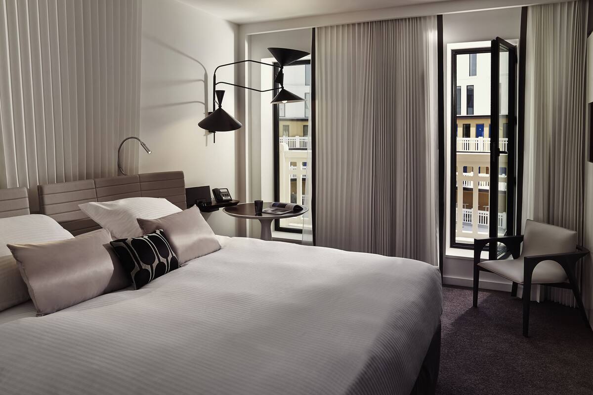 Minibar (inkludert), safe på rommet, skrivebord og blendingsgardiner