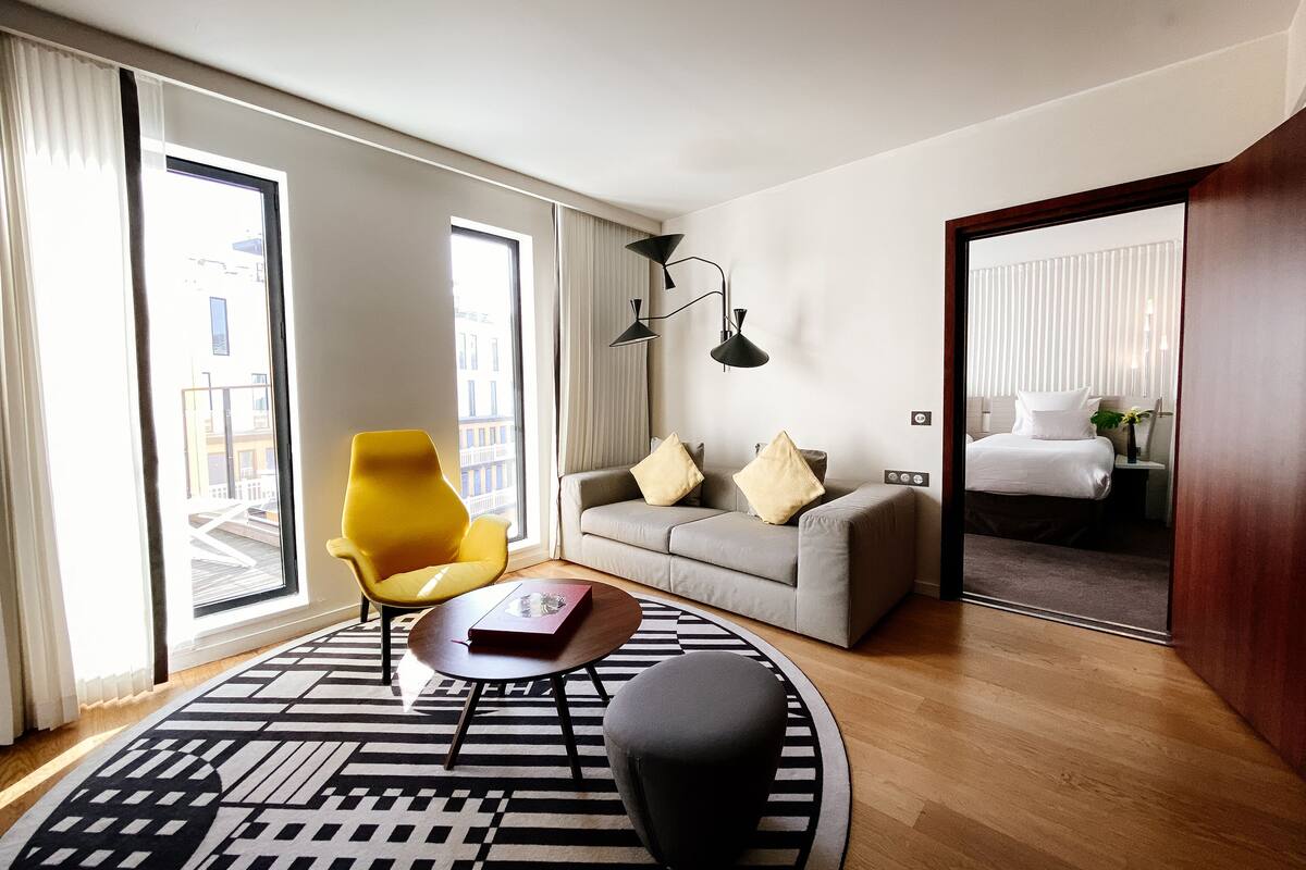 Minibar (inkludert), safe på rommet, skrivebord og blendingsgardiner