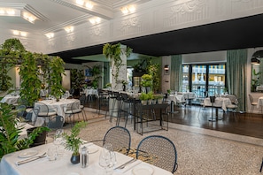 2 ristoranti, aperti a colazione, a pranzo e a cena, cucina francese
