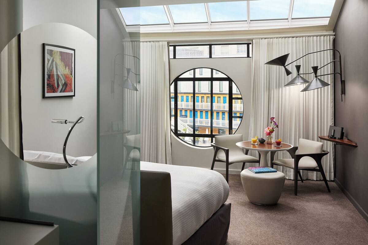 Rom – executive, 1 kingsize-seng, bassengutsikt (Hublot) | Minibar (inkludert), safe på rommet, skrivebord og blendingsgardiner