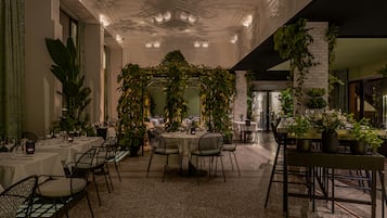 2 restaurants, breakfast, lunch, dinner served; French cuisine