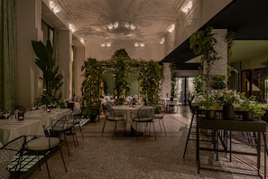 2 restaurantes, se sirven desayunos, comidas, cenas y cocina francesa