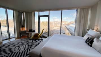 Executive Room, 1 King Bed | Free minibar, in-room safe, desk, blackout drapes
