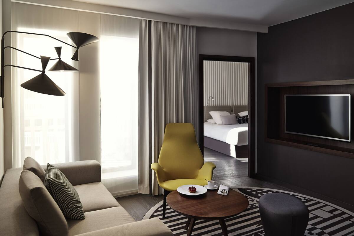 Suite, 1 kingsize-seng, bassengutsikt | Minibar (inkludert), safe på rommet, skrivebord og blendingsgardiner