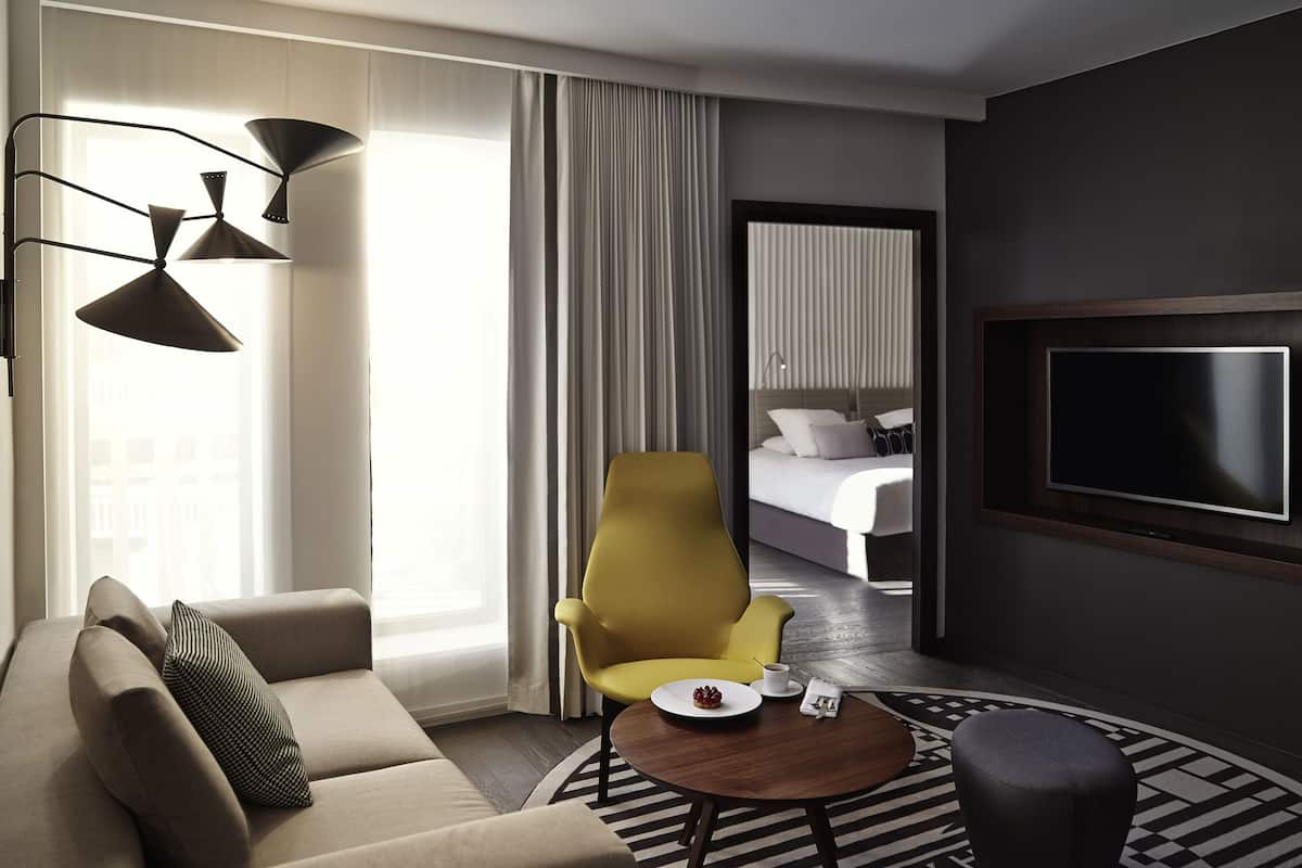 Suite, 1 King Bed, Pool View (Pool Suite) | Free minibar, in-room safe, desk, blackout drapes