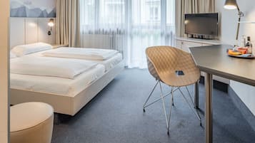 Zimmersafe, Schreibtisch, Verdunkelungsvorhänge, schallisolierte Zimmer