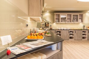 Café da manhã com buffet grátis todos os dias