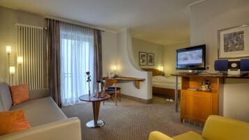 Tallelokero huoneessa, työpöytä, pimennysverhot, äänieristys