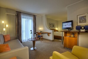 In-room safe, desk, blackout curtains, soundproofing - Hotel Schiller (Olching)