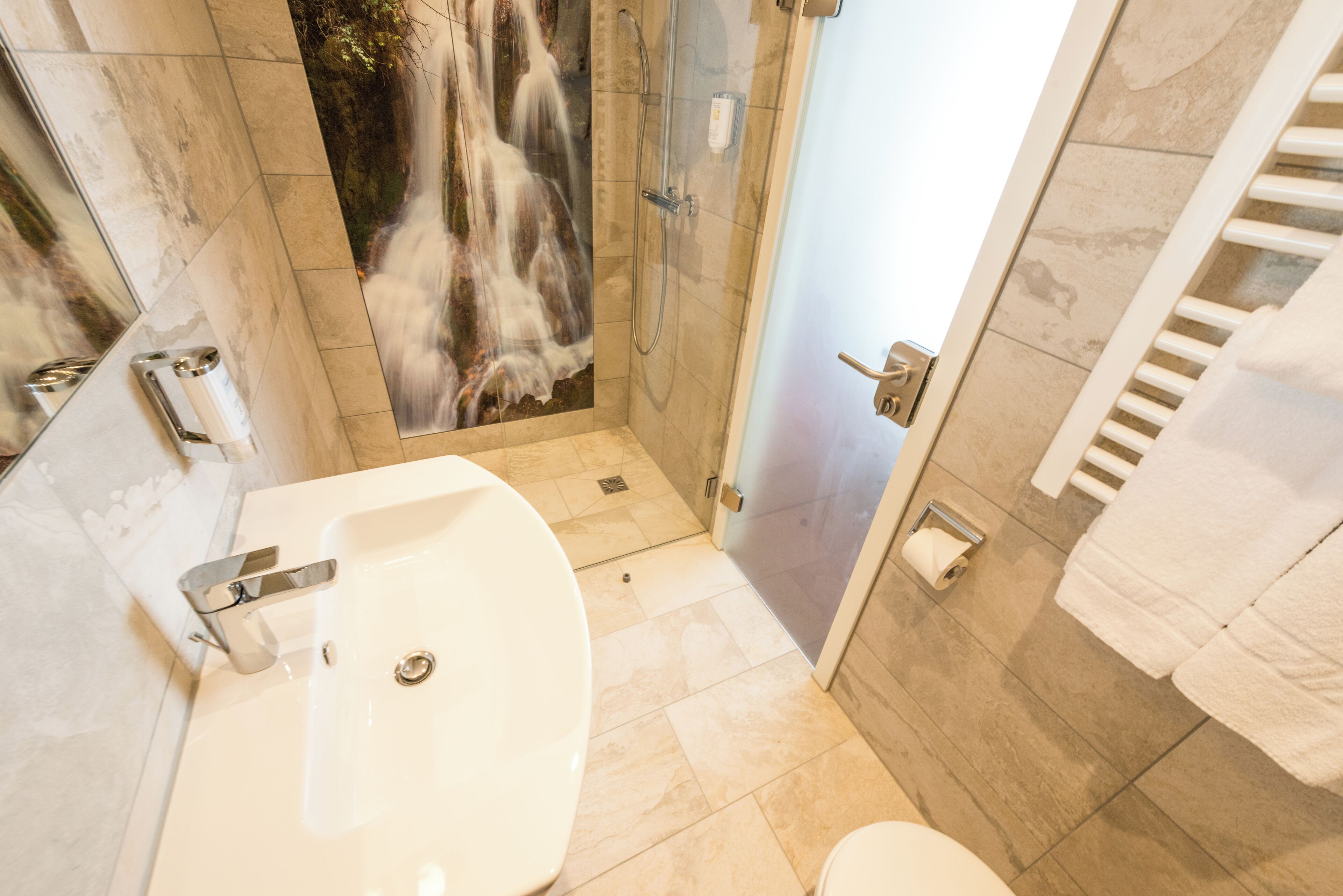 comfort single room, 1 bedroom, non smoking | bathroom | eco-friendly toiletries, soap, shampoo, toilet paper