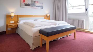 Tallelokero huoneessa, työpöytä, pimennysverhot, äänieristys