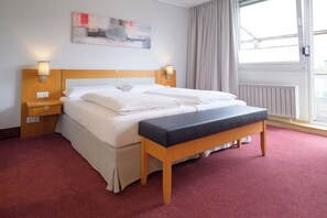 In-room safe, desk, blackout curtains, soundproofing - Hotel Schiller (Olching)