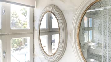 Suite Junior, vue mer | Salle de bain | Articles de toilette de luxe, sĂšche-cheveux, serviettes fournies, savon
