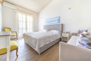 Suite – junior, sjøutsikt | Minibar, safe på rommet, wi-fi (inkludert) og sengetøy