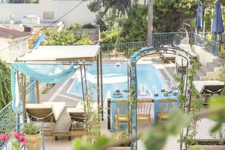 Una piscina al aire libre de temporada