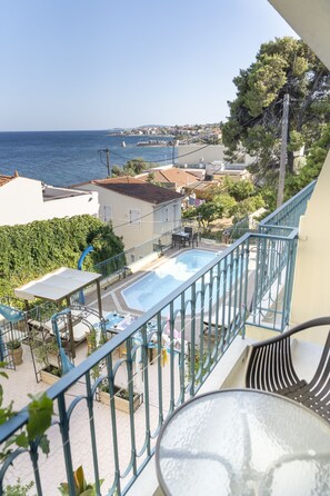 Klassieke tweepersoonskamer, uitzicht op zee | Uitzicht op strand/zee