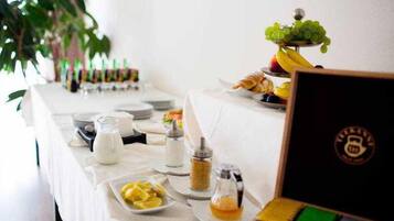 Se sirven desayunos, comidas, cenas y cocina internacional