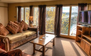 Executive Suite | Iron/ironing board, free WiFi, bed sheets - Kenai River Lodge (Soldotna)