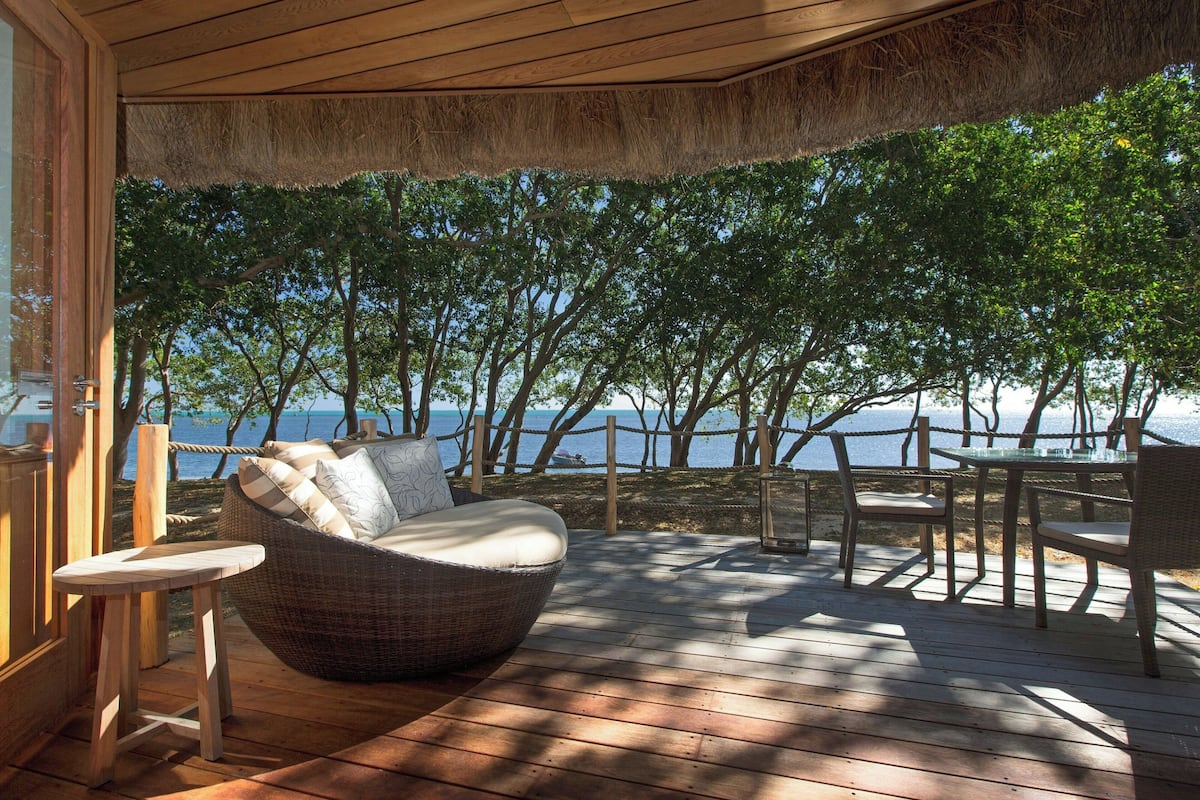 Plage, sable blanc, chaises longues, serviettes de plage