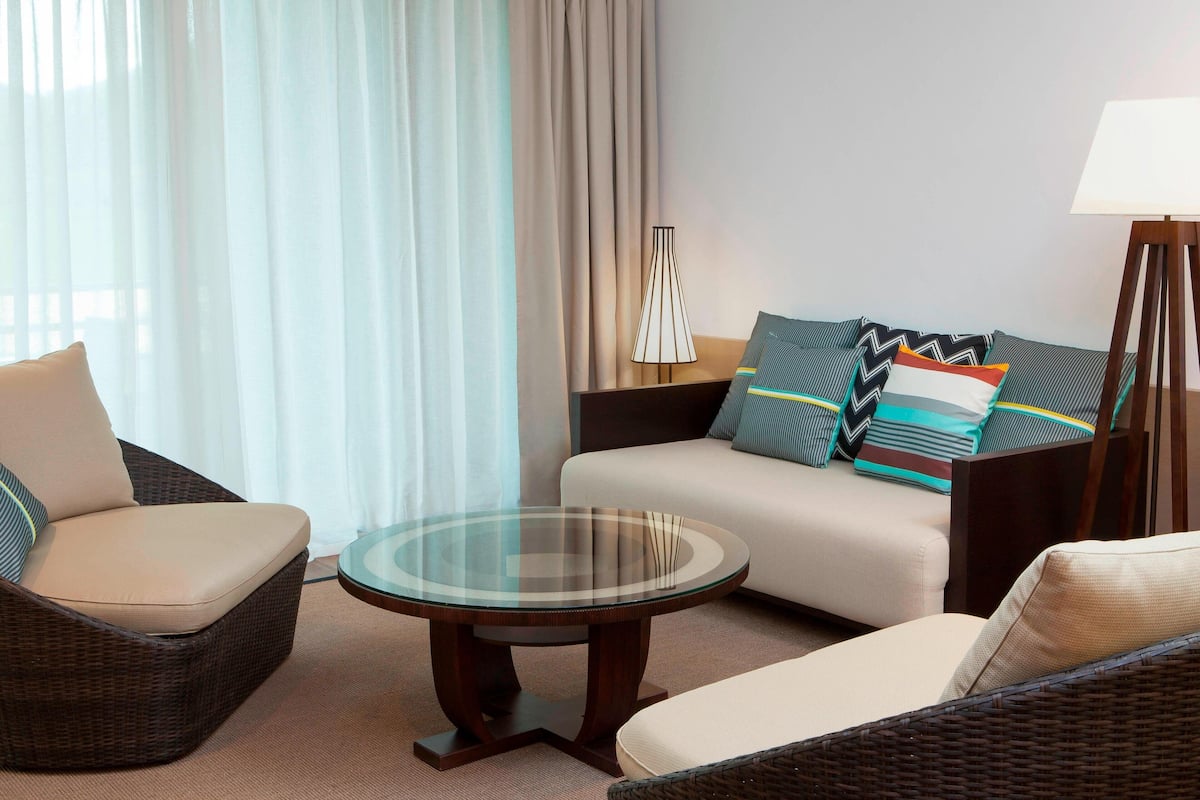 Lobby lounge, ocean views, open daily