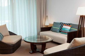 Salón en el lobby, con vista al mar, abre todos los días